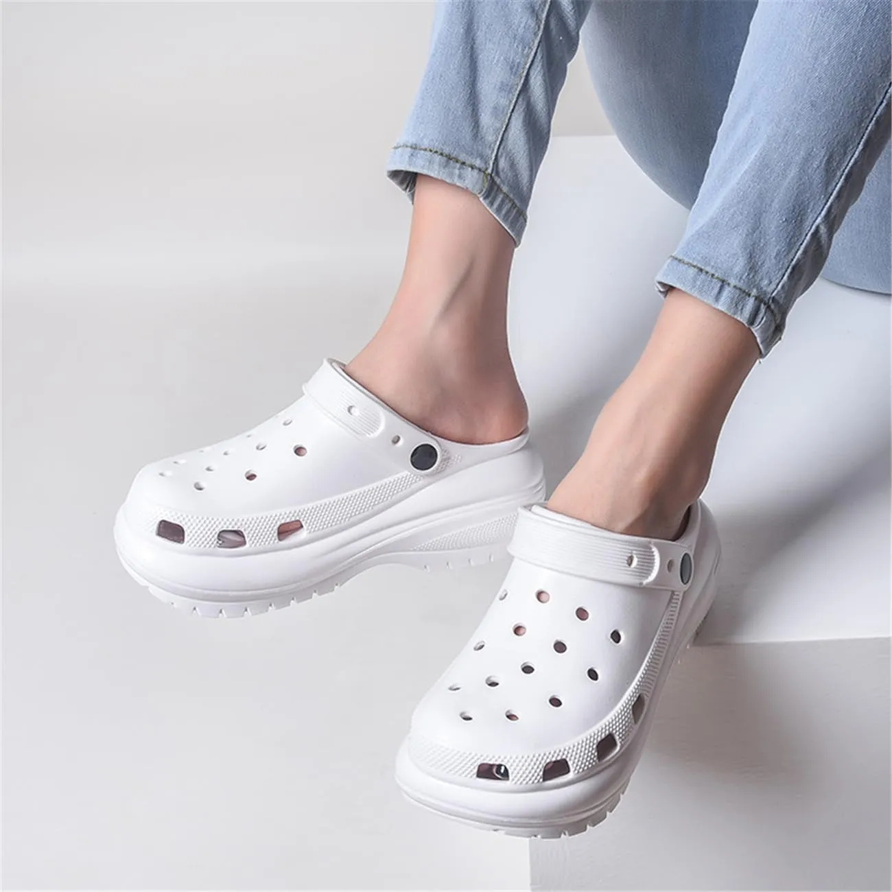 Fashion comfortable platform clogs for women's outdoor and indoor cloud slides Casual pillows sandals beach shoes jogging shoes walking shoes wading shoes