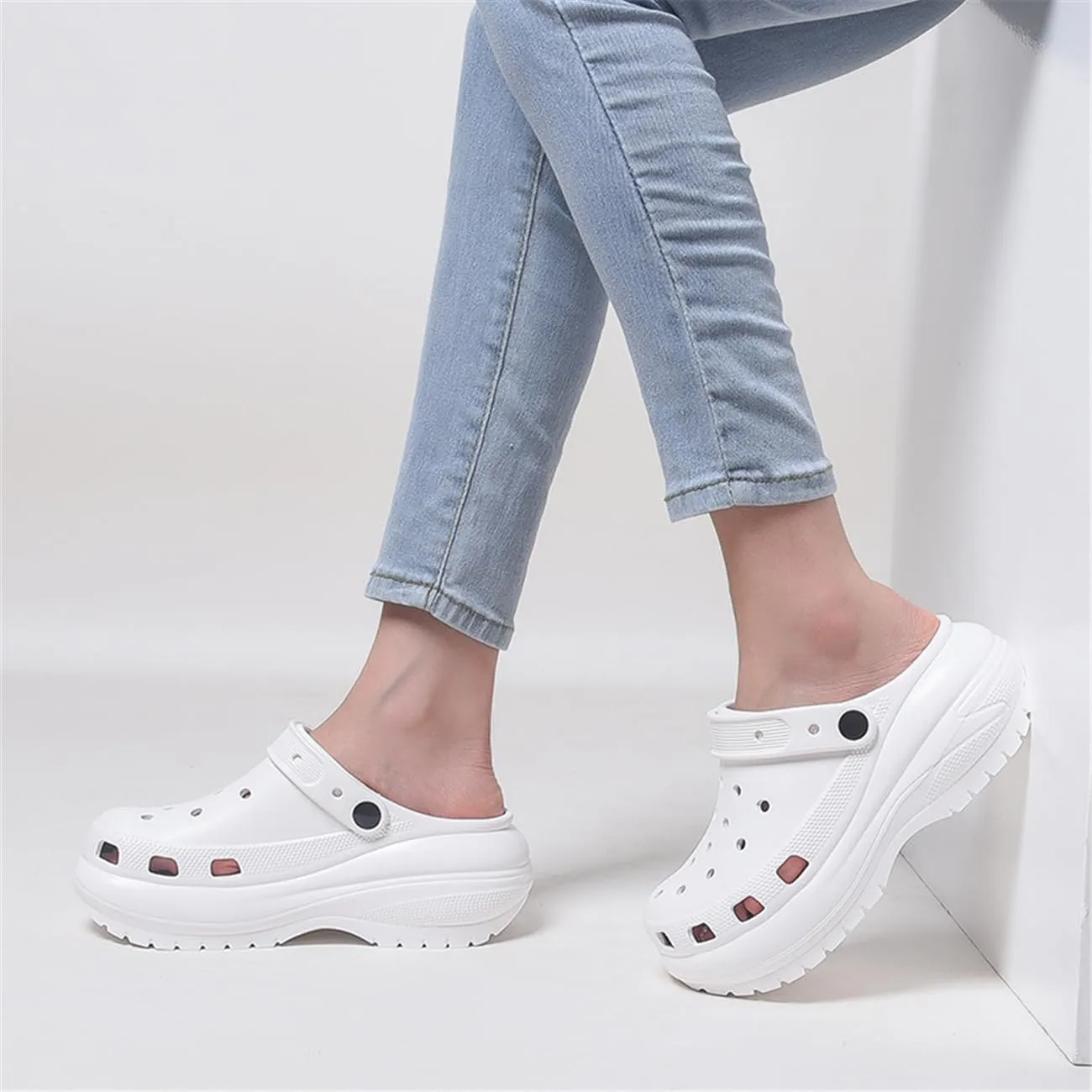 Fashion comfortable platform clogs for women's outdoor and indoor cloud slides Casual pillows sandals beach shoes jogging shoes walking shoes wading shoes