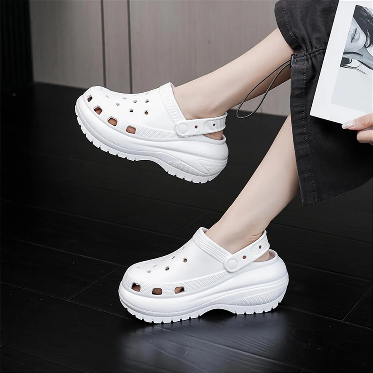 Fashion comfortable platform clogs for women's outdoor and indoor cloud slides Casual pillows sandals beach shoes jogging shoes walking shoes wading shoes