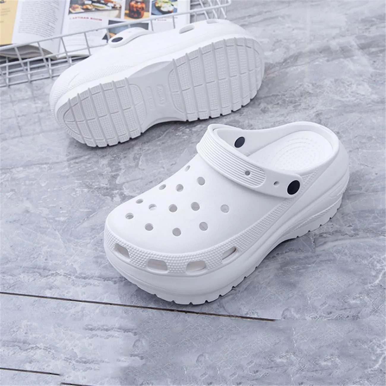 Fashion comfortable platform clogs for women's outdoor and indoor cloud slides Casual pillows sandals beach shoes jogging shoes walking shoes wading shoes