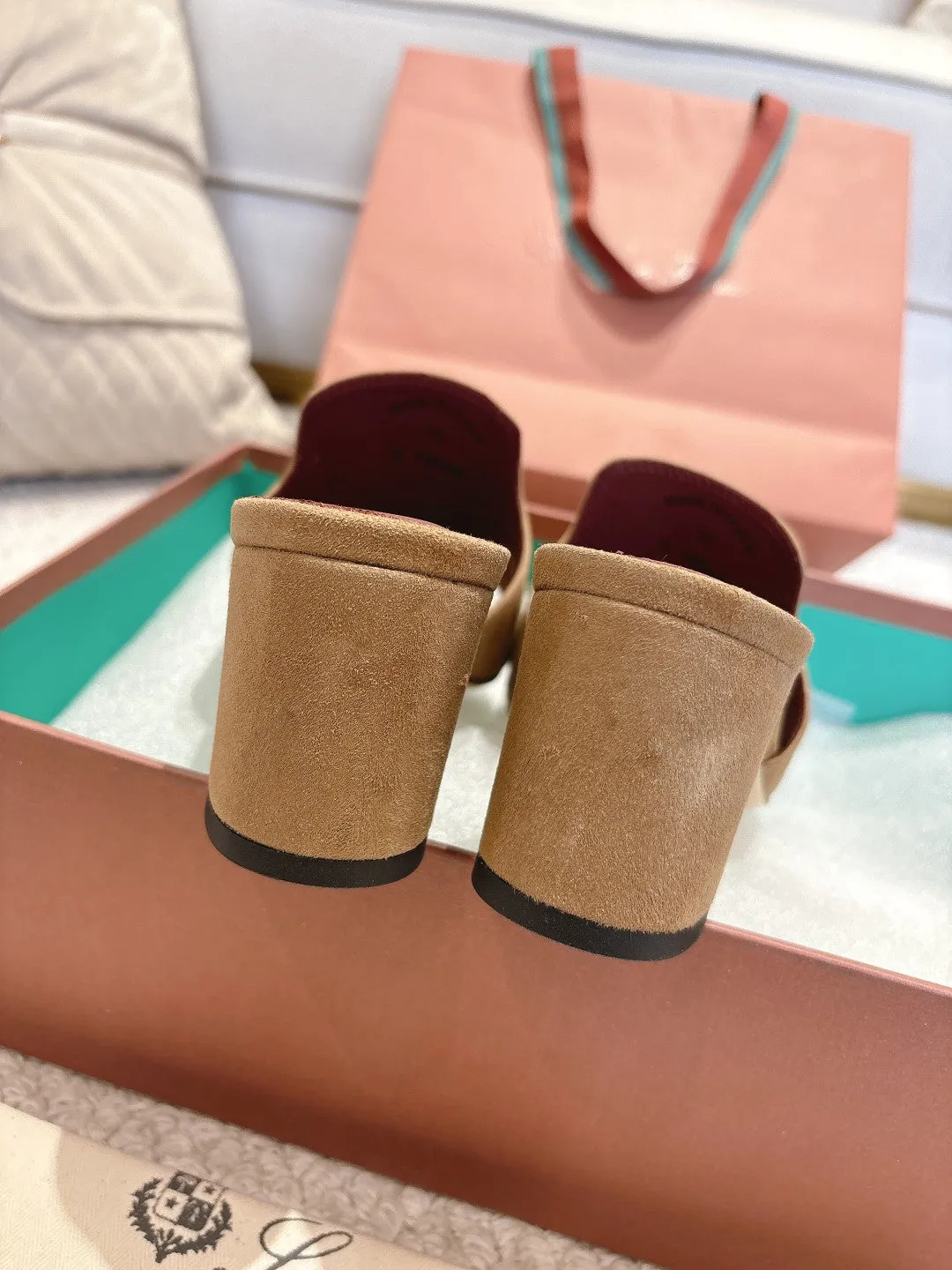 LP 25 Summer Charm Sandal 55 Beige Suede Dard Red Calfskin